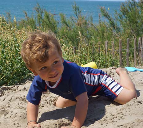 b&eacute;b&eacute;-port&eacute;g&eacute;-du-soleil-avec-combinaison-lpp